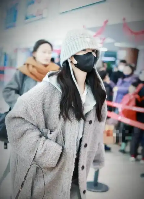 杨紫机场穿搭灰色套装奶呼呼外搭同色系帽子尽显时尚感