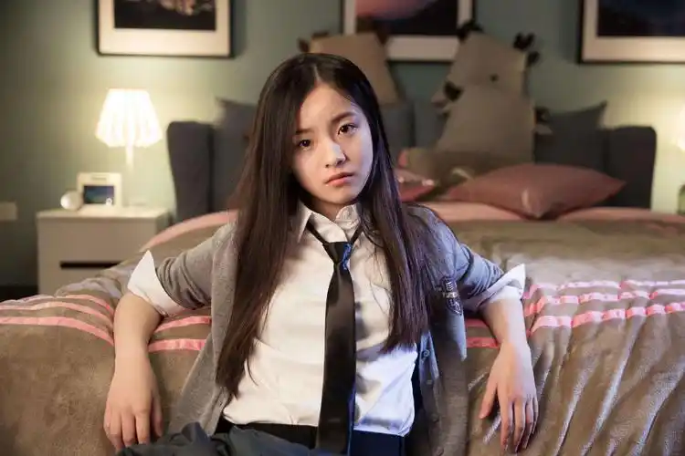 小欢喜英子当街抽烟李庚希被曝乱丢烟头网友人设崩了