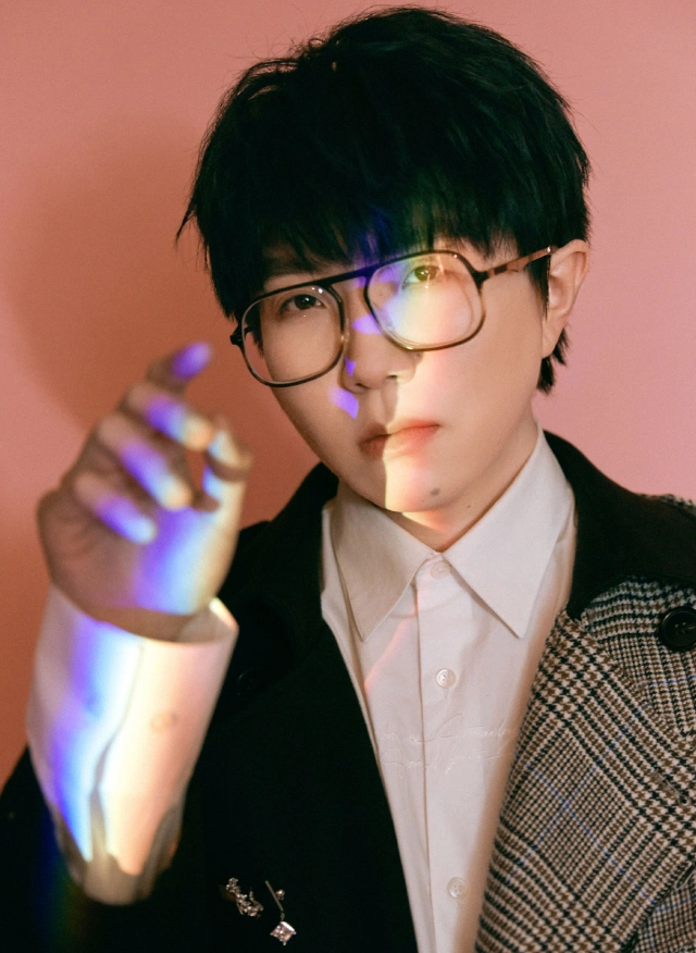 有种整容叫毛不易减肥近照神似华晨宇抬手遮脸都一模一样