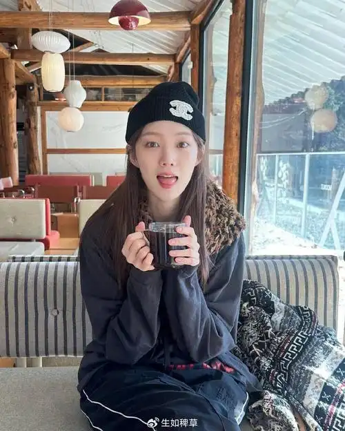 其实李圣经不仅是肤白貌美大长腿,我最羡慕的其实是她那一副少女的