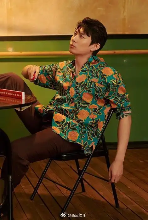 艾伦古着衫#新一波电影剧照艾伦古着衫,能穿的起花衬衫的男人都是