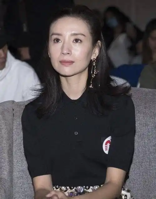 40多岁董洁老了,穿羽毛裙毫无少女感,双手暴露单亲母亲的辛苦_五官