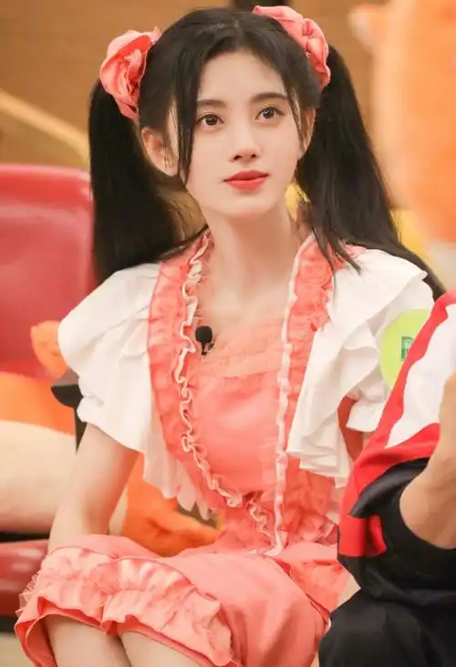 鞠婧祎终于也穿"洛丽塔裙"!看她秀出的腰围,这是真的?