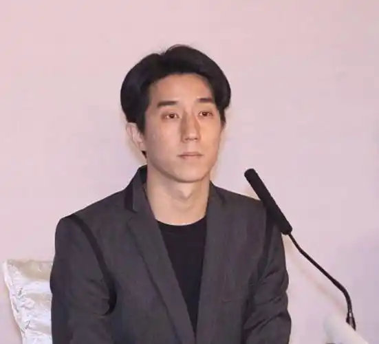 原创37岁房祖名近照曝光!穿着低调且朴素,胡子拉碴不修边幅太接地气_