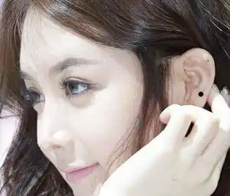 耳垂上长痣的女人,情商极高,生来就有贵人星庇佑,财左福右