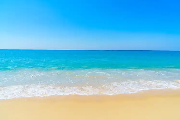 蓝色天空下的蔚蓝大海和度假沙滩