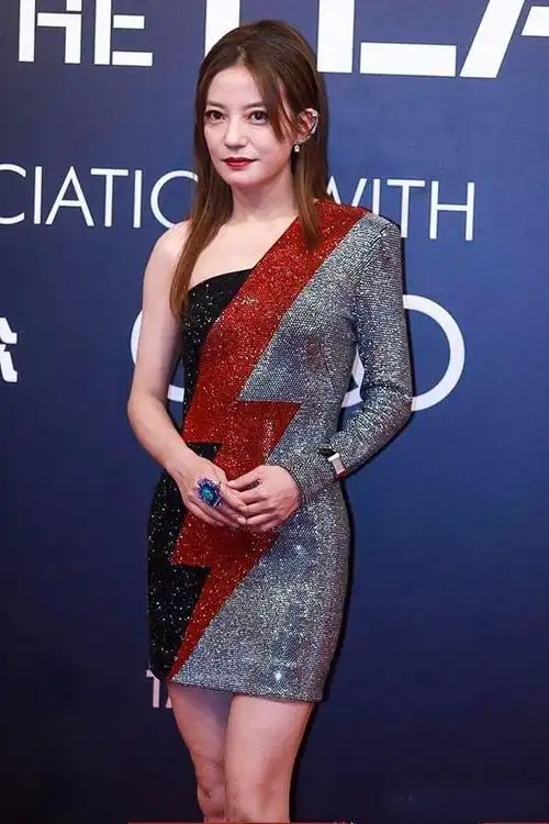 44岁赵薇身材好敦实 山之气穿亮片短裙腿上竟全部是肌肉