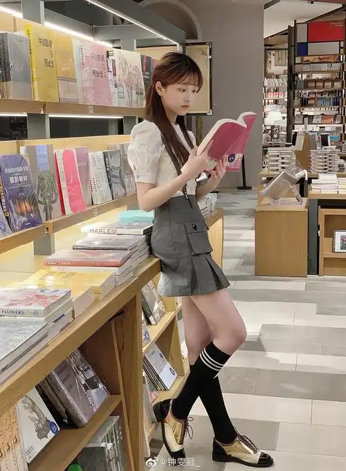 00花钟雯冠 近照书卷美人感