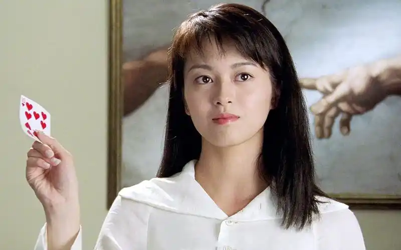 "梁咏琪"化身赌场老千,仅用一根头发就能偷牌,连赌神都吃了亏