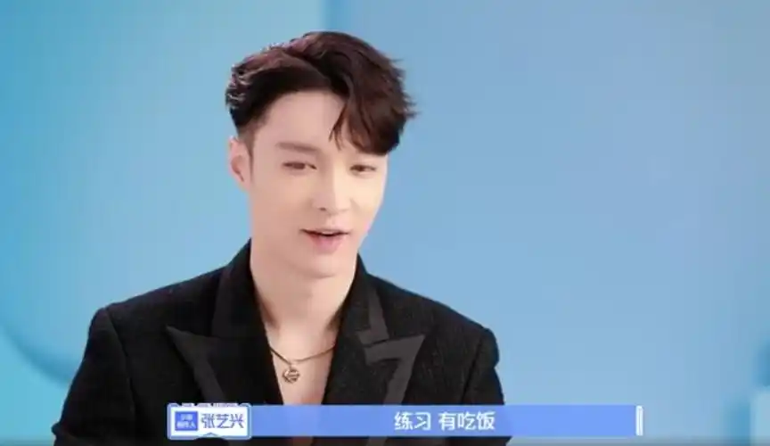 原创张艺兴与金钟仁聊天,邀请kai来中国玩,谈及exo队友表情藏不住