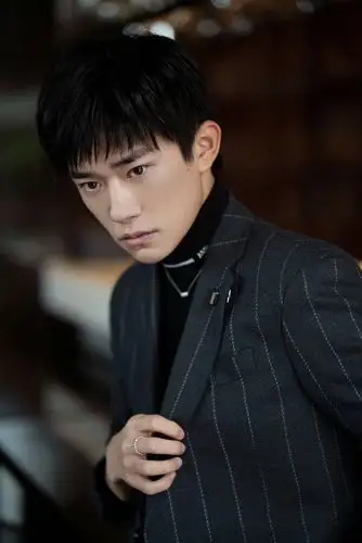 易烊千玺今日营业图,西装vs连帽马甲,先生的成熟与少年的洒脱.