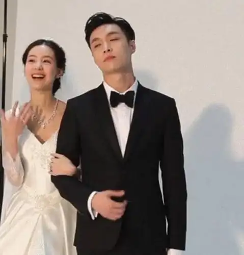 张艺兴拍婚纱照一脸傲娇听到新娘3字秒认怂画面太甜要溢出屏