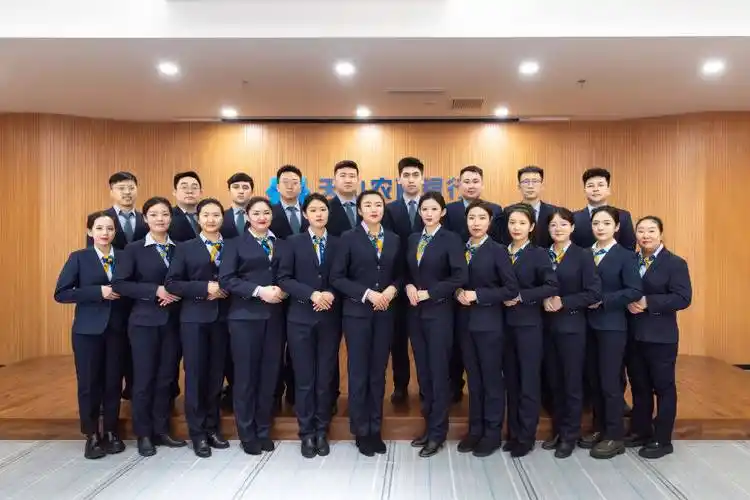 图为团结奋进的天山农商银行沙依巴克区支行部分员工合影(马乡雪 摄)