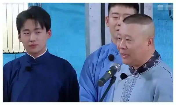 郭德纲坦言父子关系良好,郭麒麟公开亲吻,网友质疑真实性_演出_家庭