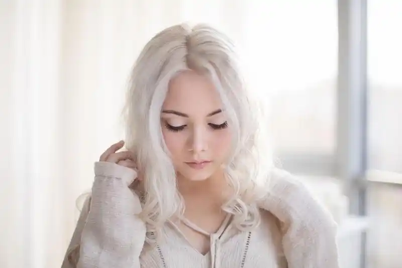 年轻的白色卷发美女