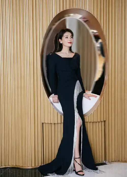 刘涛气质真"绝"了!身穿黑色镂空蕾丝连衣裙亮相,性感又高雅