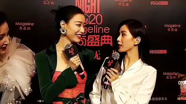 倪妮刘诗诗十指紧扣走红毯!相视一笑忒甜,仙女聚会呢