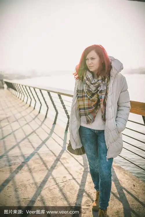 秋日,美丽的姑娘独自在河边散步