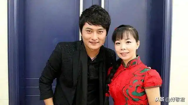 这首歌云飞作词作曲云飞王二妮唱着好亲密