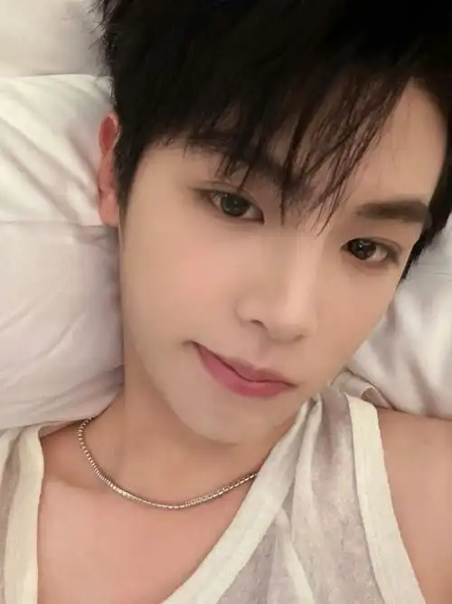 黄明昊#全网最会自拍的小男孩justin