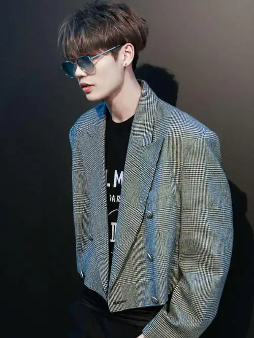 林彦俊时尚感满分格纹西装绅士帅气低调又特别