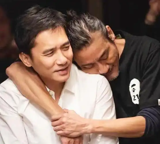 梁家辉梁朝伟时隔25年再次同框,二人变化太大,和之前判若两人_网易