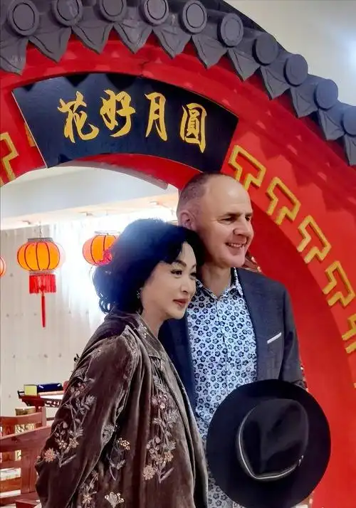 参考资料:抖音百科-金星兰州新闻网《金星变性前男神照曝光帅哭 揭其