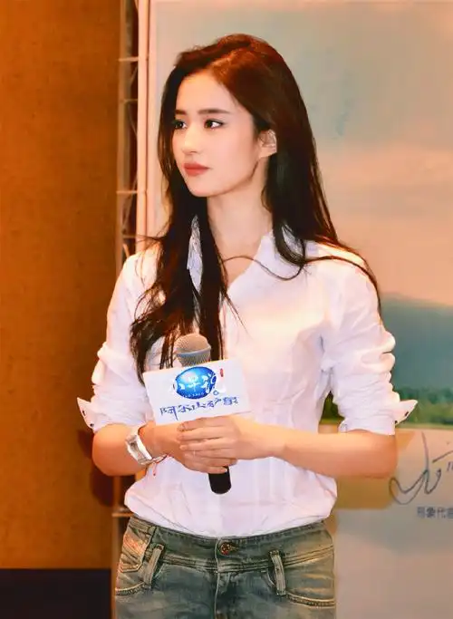 刘亦菲阿尔山矿泉水签约活动(饭修)这组白衬衫配牛仔裤的穿搭女友力