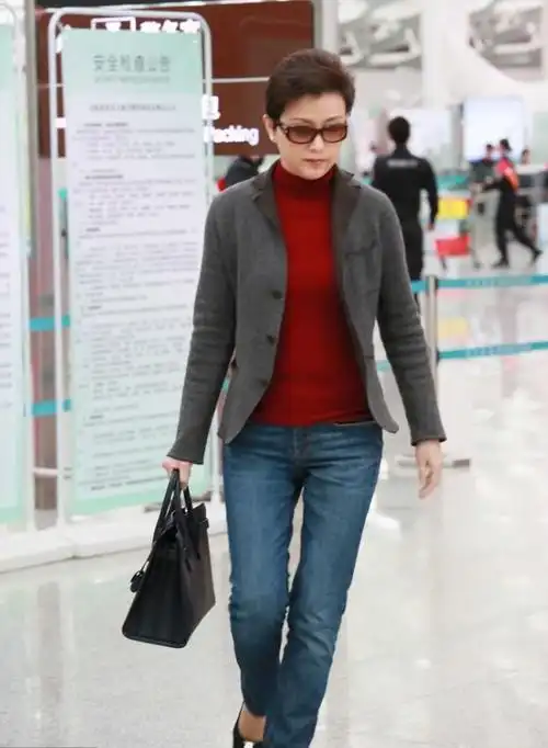 杨澜会打扮才有气质走机场穿红毛衣灰西装全身都贵但没有贵气
