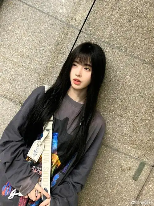 鞠婧祎梳齐刘海俏皮减龄嘟嘴卖萌超可爱