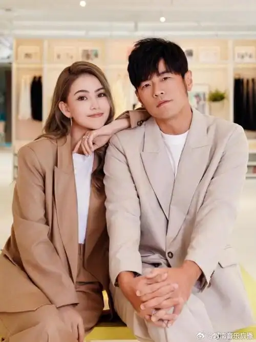 周杰伦昆凌与阿汤哥合照