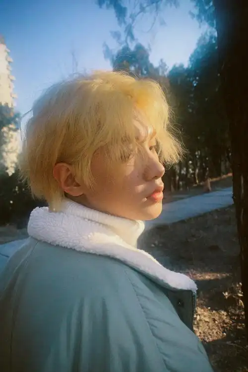 这个金发绝对是小王子没错啦|黄明昊|金发|暖冬_新浪新闻