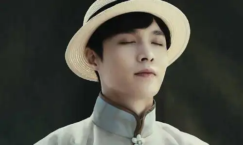 此前还有一个网友爆料,她和张艺兴谈过,那就是白富美李琪琪.