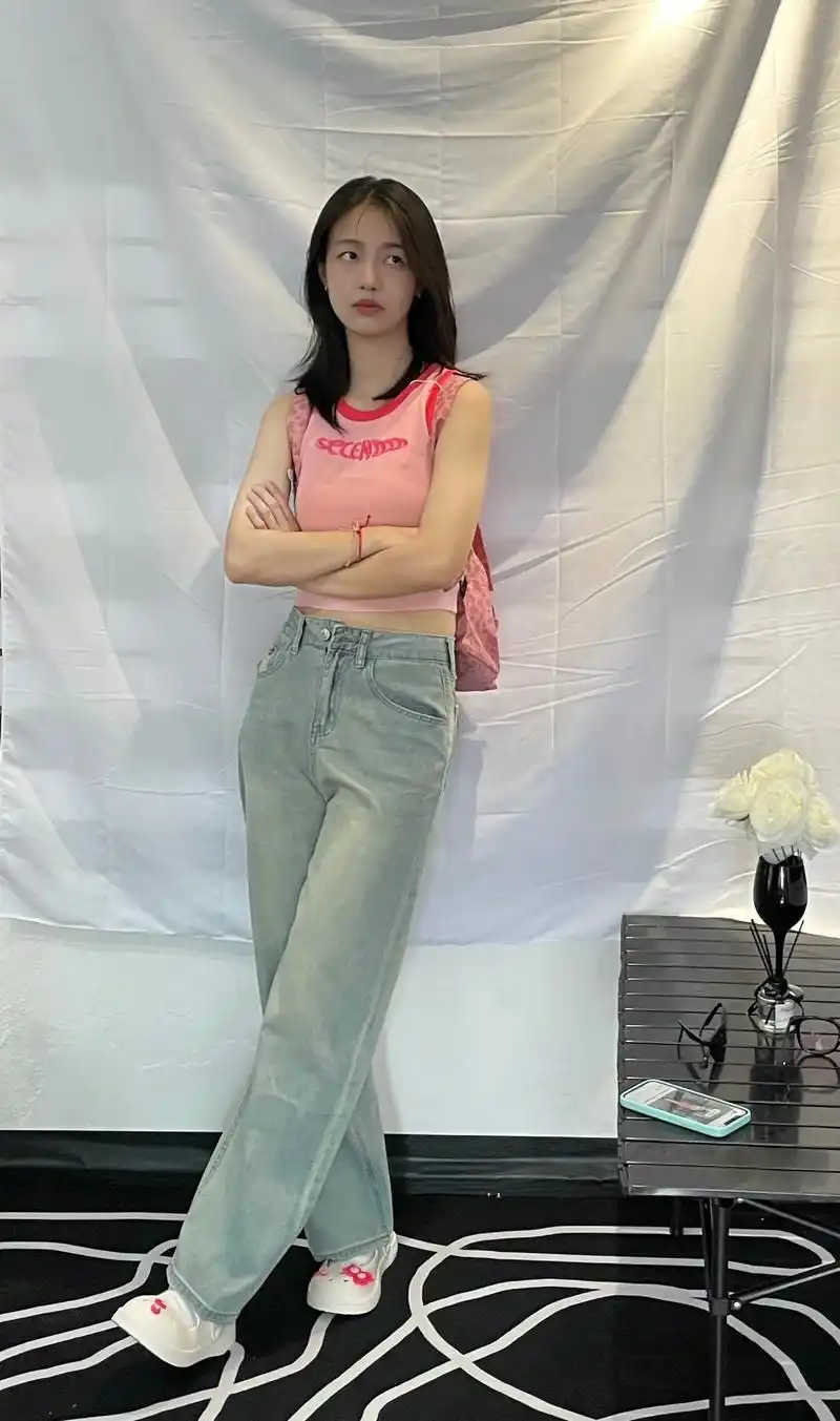 工作室第一位出镜模特哈哈,21岁 净身高168cm体重100 - 抖音