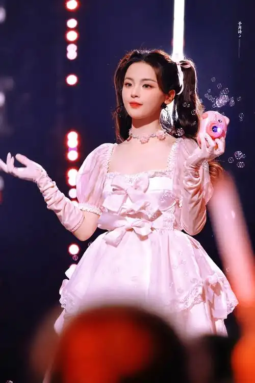 杨超越双马尾公主裙造型##杨超越粉色公主裙