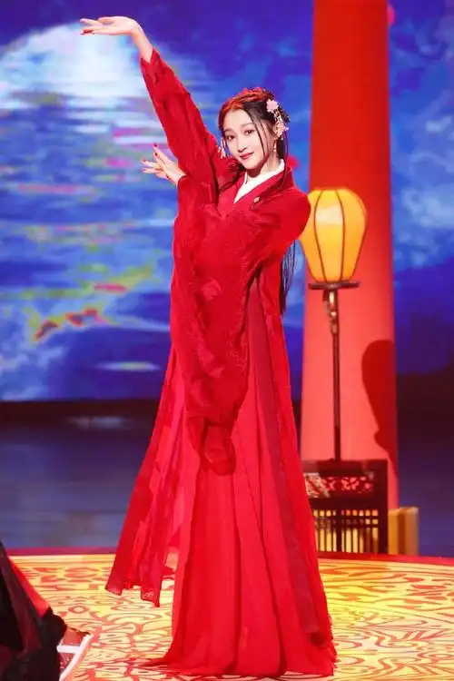鹿晗真有眼光,关晓彤穿红色古装跳《红昭愿》,婀娜多姿明艳动人