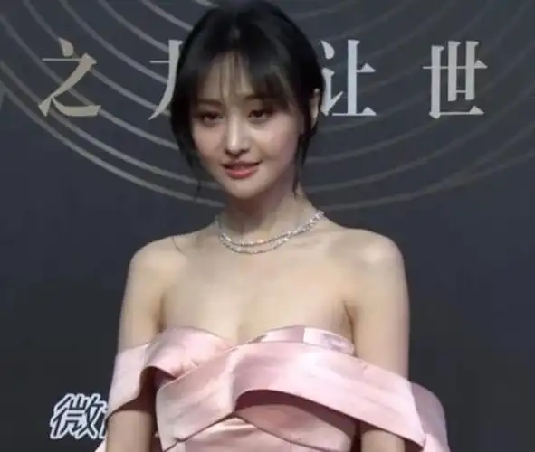 郑爽穿抹胸裙登台,看清后背的拉链,这才是对礼服最大的尊重!