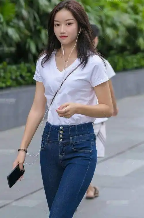 原创白色t恤配高腰牛仔裤休闲时尚又百搭轻松穿出高挑纤细的美你爱了