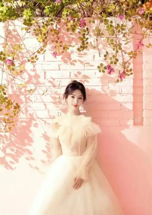 杨紫穿了五件婚纱,每一件都像走红地毯!网友:是逆袭吗?