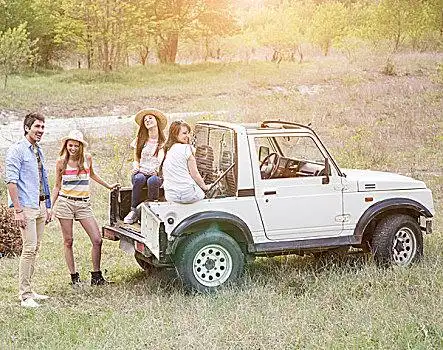 交通工具越野,交通工具,驾驶,沙漠公路汽车轮毂汽车轮毂朋友,坐,背影