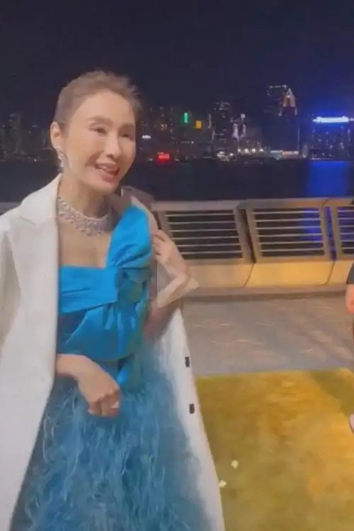 52岁黎姿不美颜生图,网友感叹都老成这样了还这么漂亮,保养太好|时尚