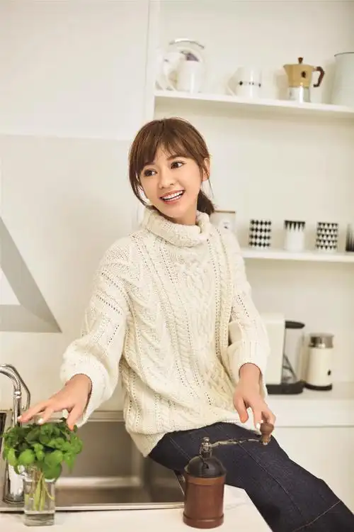 陈意涵登开年封面 白衣素裙笑意温暖