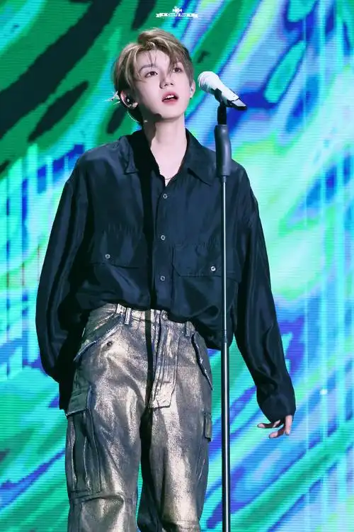 王源放下话筒之后还在唱##王源好像小王子