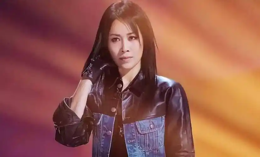 可是如今已经50 的那英,却重新出发,乘风破浪,让年轻人看到了什么叫做