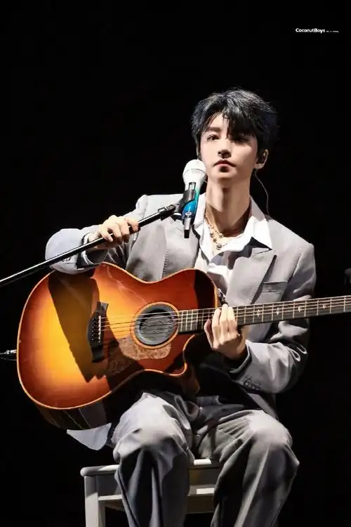 都闪闪发光92  就像整个宇宙的星光都洒在你身上07@tfboys-王俊凯