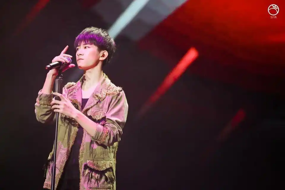 tfboys分享201102易烊千玺拿话筒手势小合集纤纤玉手惹人慕