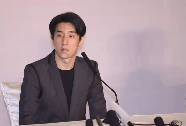 37岁房祖名近况:走歪路5年后罕见现身,还留着成龙给他剃的平头_儿子