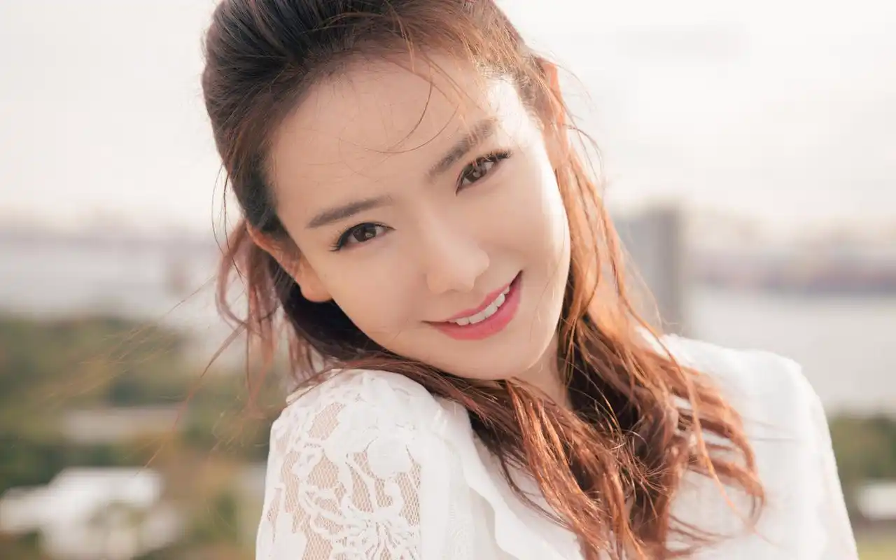 戚薇纯白优雅写真桌面壁纸-大陆明星-手机壁纸下载-美桌网