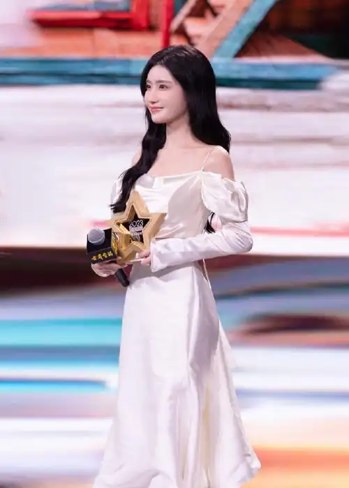 陈意涵estelle超话演员@陈意涵estelle荣获「年度优秀演员」奖项 78