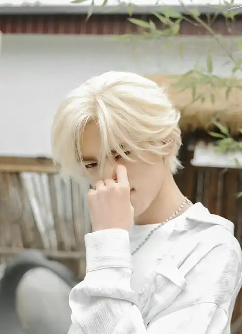 宋亚轩黑白挑染造型##时代少年团乌托邦少年实体专辑预告